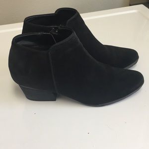 Blondo Villa black suede waterproof booties 10